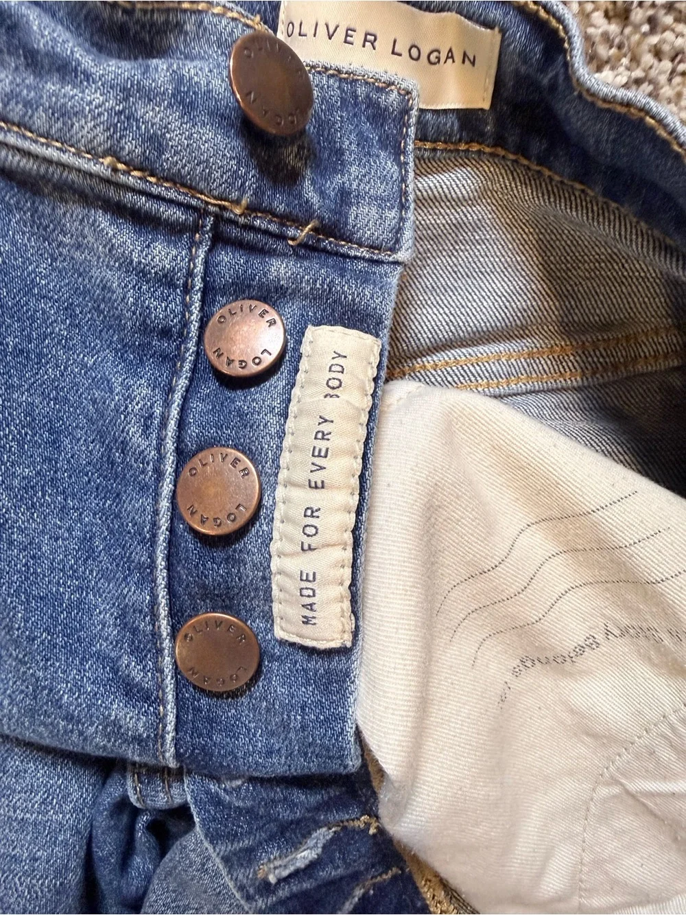 Boyfriend Jeans in Light Blue with Knee Rips